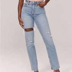 A&F Curve Love 90s Straight Ultra High Rise - Medium Destroy